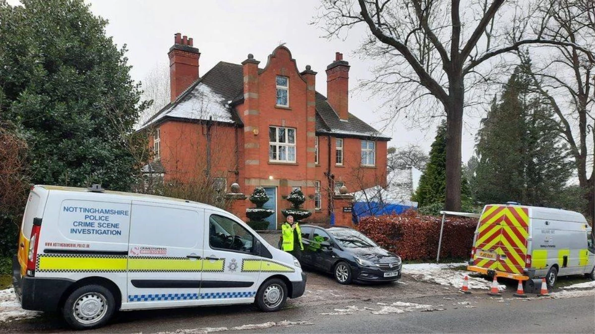 İngiltere\'nin en saygın plastik cerrahlarından biri evinde bıçaklandı, eski meslektaşı gözaltına alındı