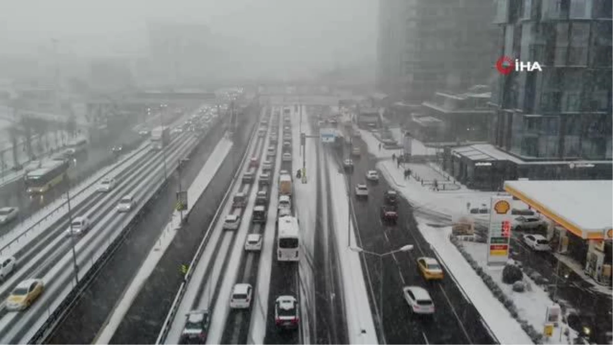 İstanbul\'da trafik durma noktasına geldi