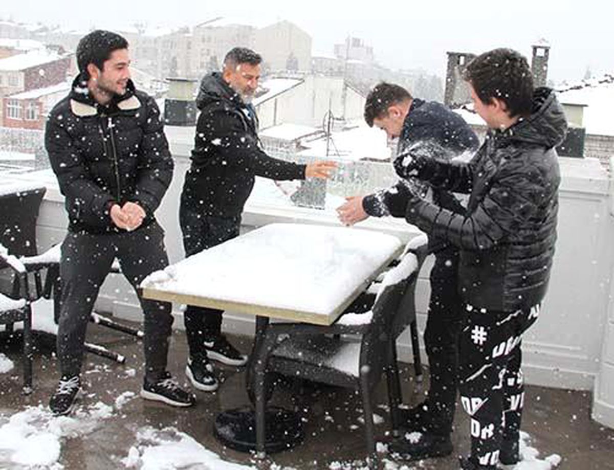 İzzet Yıldızhan ve çocuklarının kar sevinci