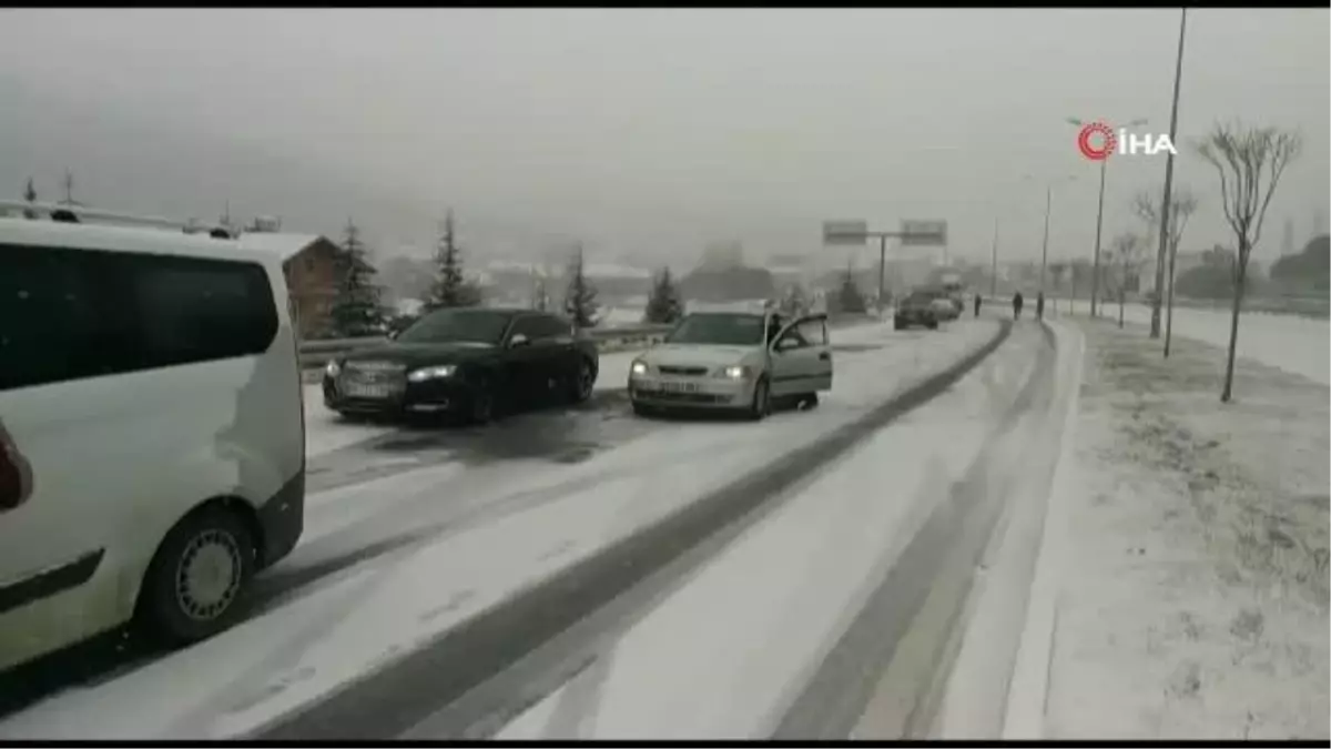 Kar yağışı çocukların yüzünü güldürdü