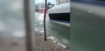 Park halindeki minibüs asfalt yol çökünce çukura düştü