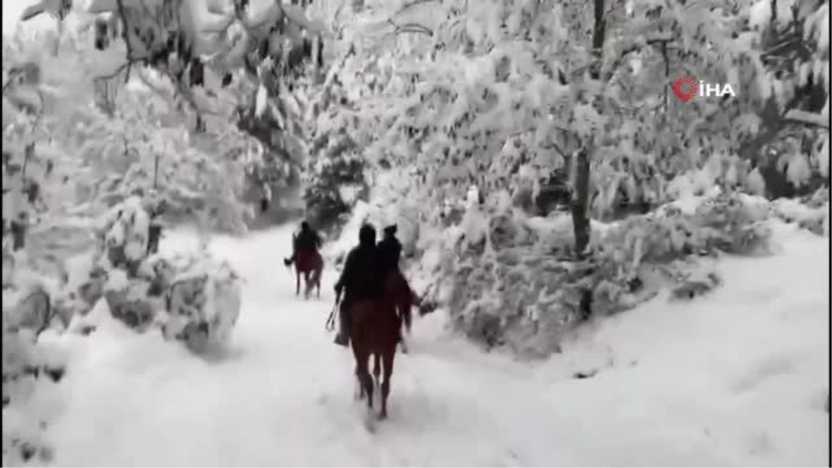 Sıdırgı\'da kar keyfini atlarla sürdüler
