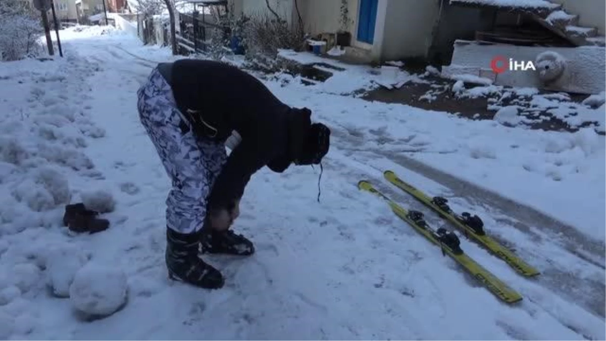 Sokakta kayak malzemeleri ile kar keyfi