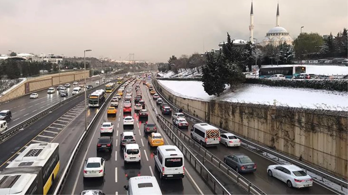 Son dakika! İstanbul\'da yeniden başlayan kar ve buzlanma nedeniyle trafik yoğunluğu yüzde 85\'i buldu