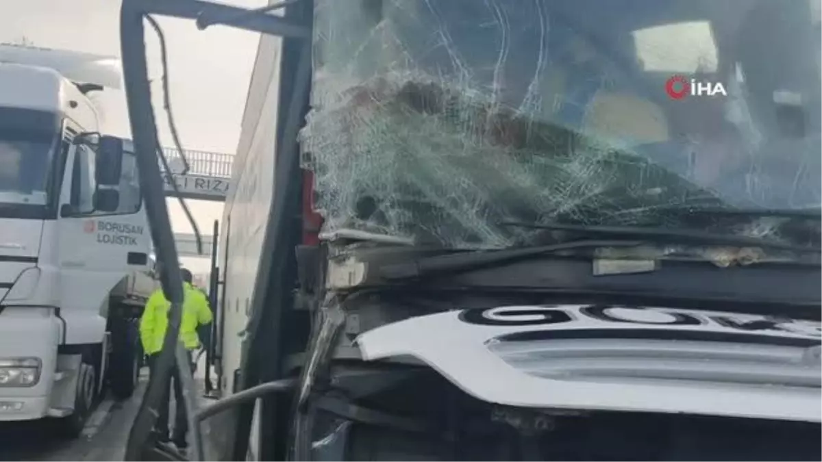 Tıra arkadan çarpan yolcu otobüsü muavini yaralandı