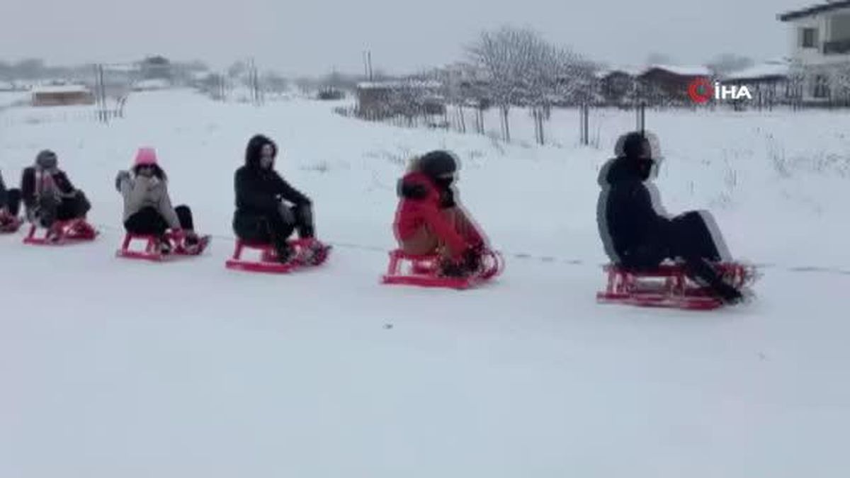 Traktör arkasında kızak keyfi