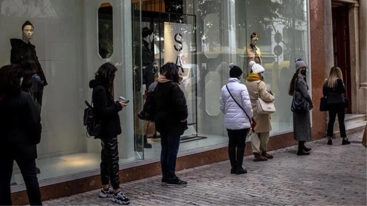 Yunanistan\'da kısıtlamalar gevşetildi, aylardır kapalı olan mağazalar açıldı