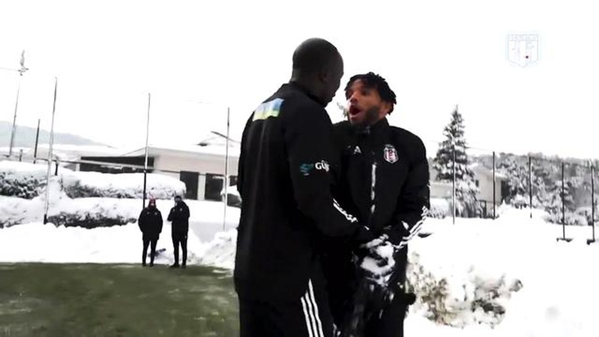 Aboubakar ve Rosier\'in Eğlenceli Kar Savaşı