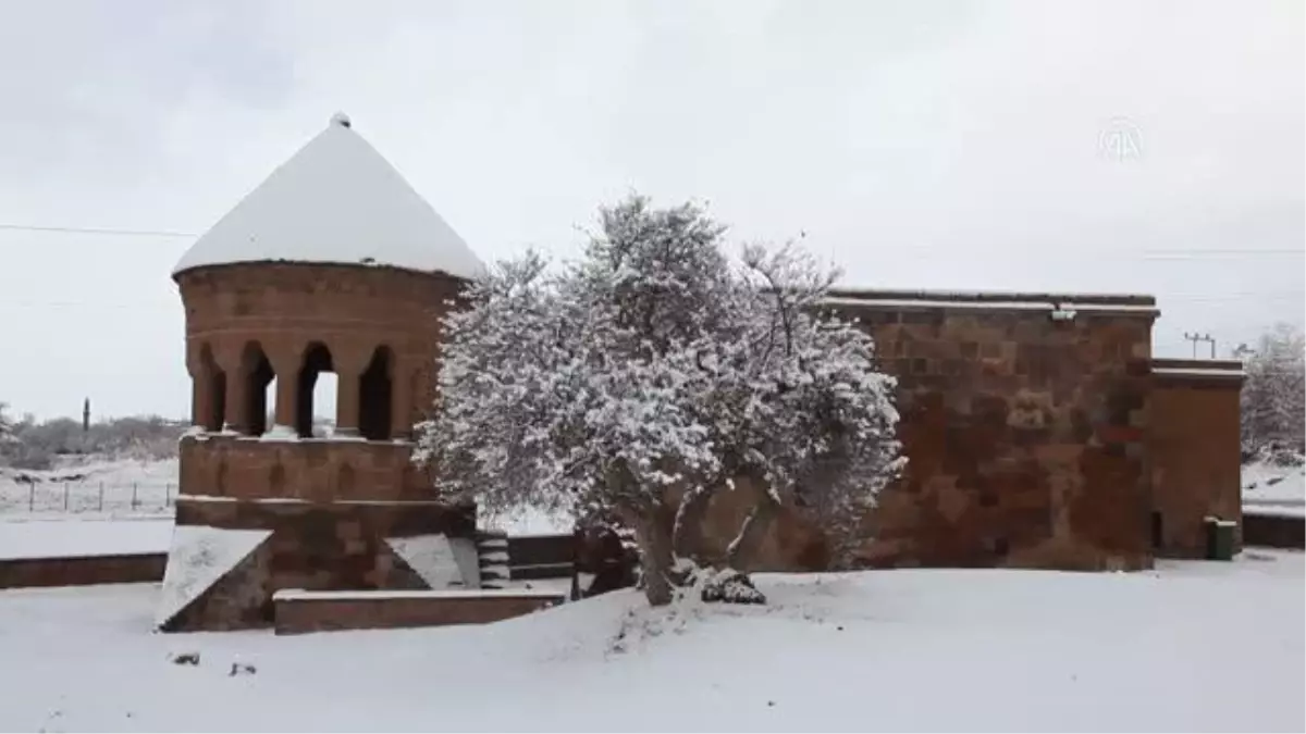 Ahlat\'taki tarihi yapılar beyaz örtüyle kaplandı