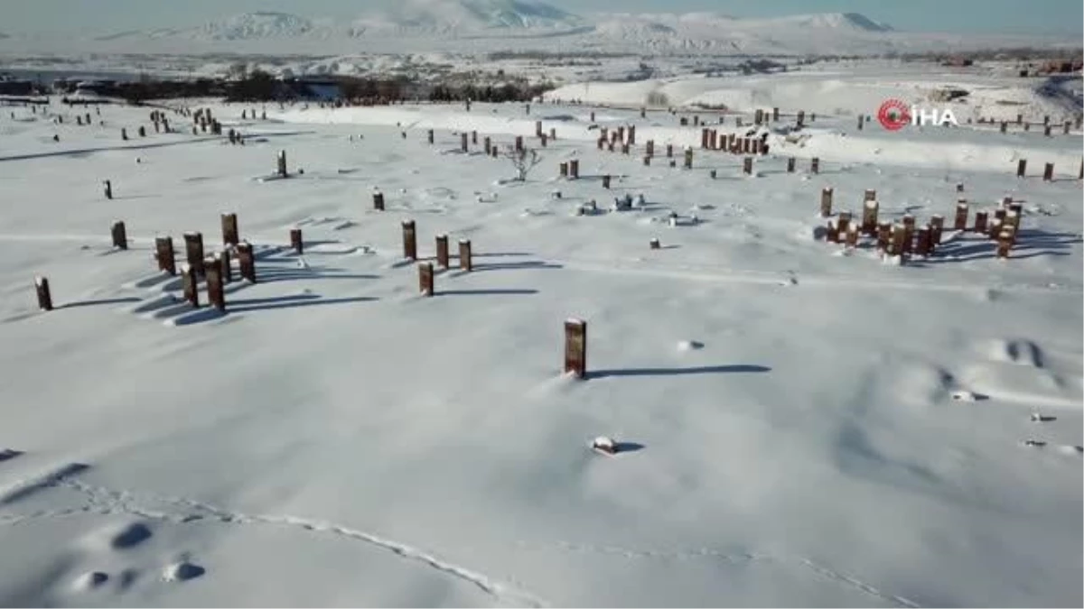Ahlat\'tın tarihi mekanlarından kartpostallık kar manzaraları
