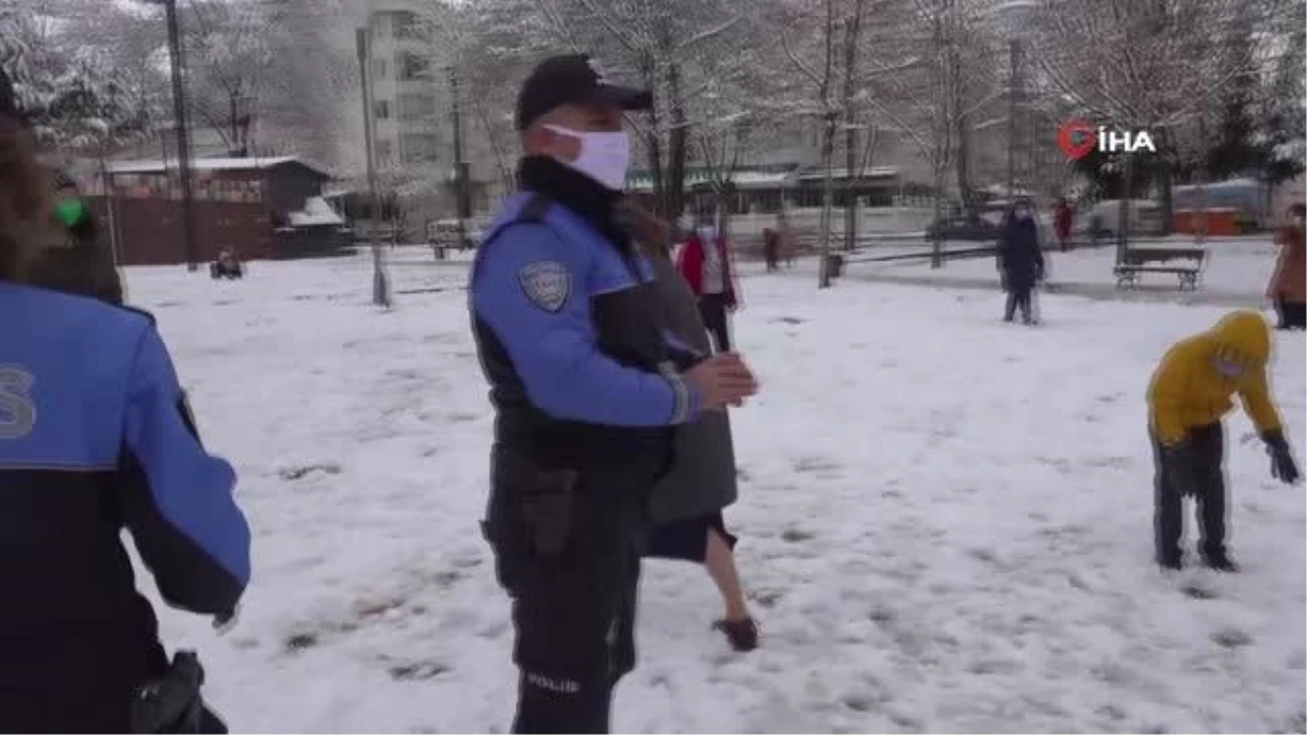 Denetime çıkan Başkan Şahin polis ve çocuklarla kar topu oynadı