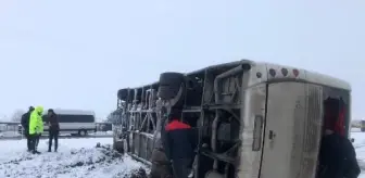 Diyarbakır'da servis midibüsü, karlı yolda devrildi: 11 yaralı