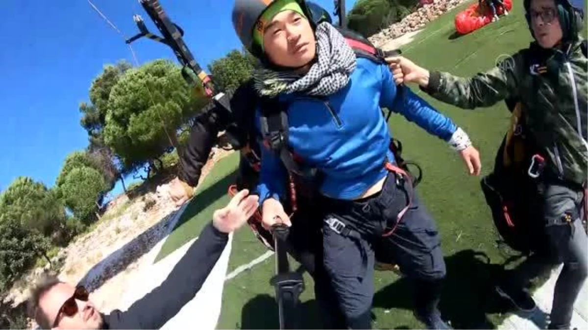 Dünya turuna çıkan Japon turist Alanya\'da yamaç paraşütü atlayışı yaptı