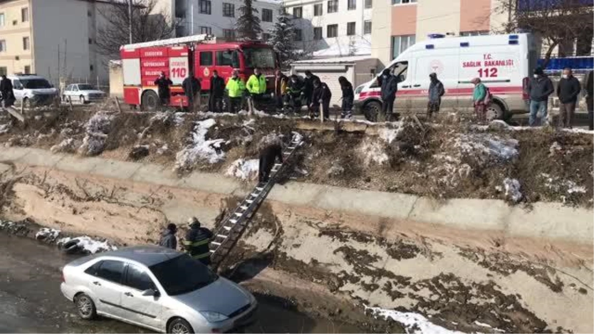 ESKİŞEHİR - Kayganlaşan yolda kontrolden çıkan otomobil sulama kanalına düştü