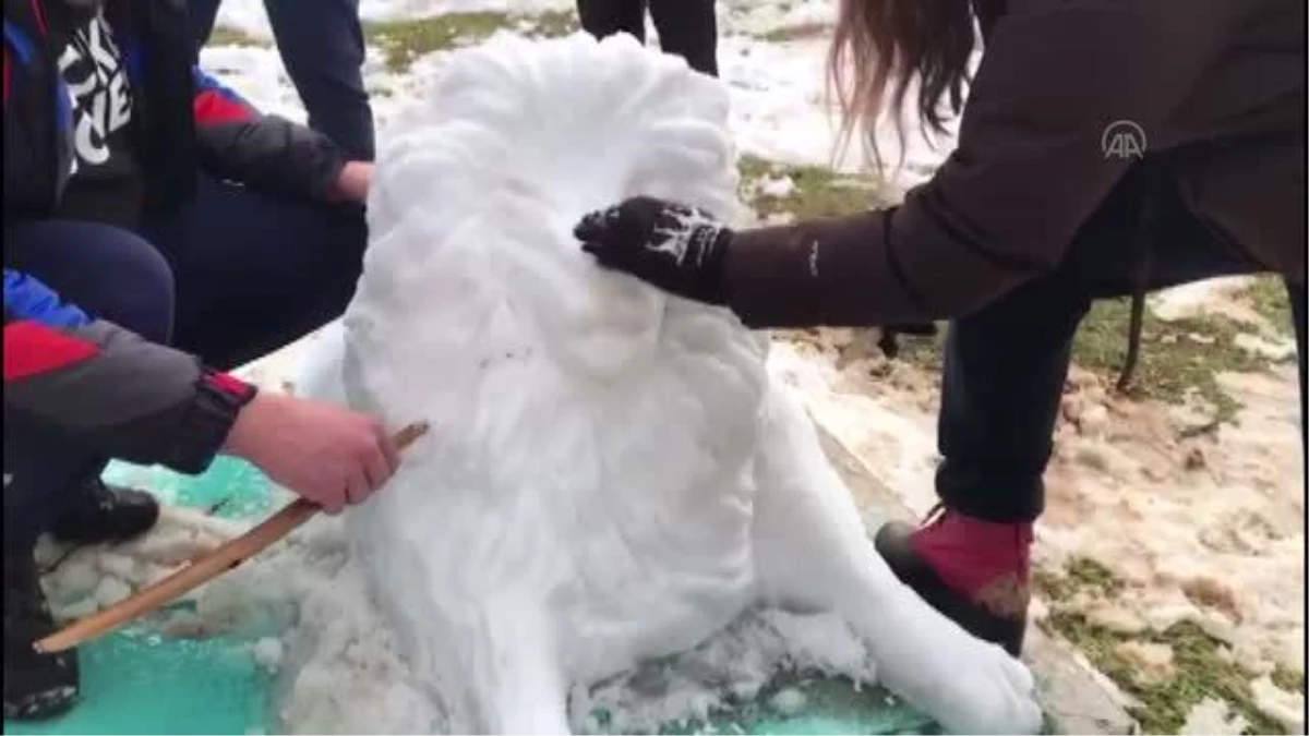 GAZİANTEP - Öğretmenlerin parkta yaptığı kardan aslan heykeli çocukların ilgi odağı oldu