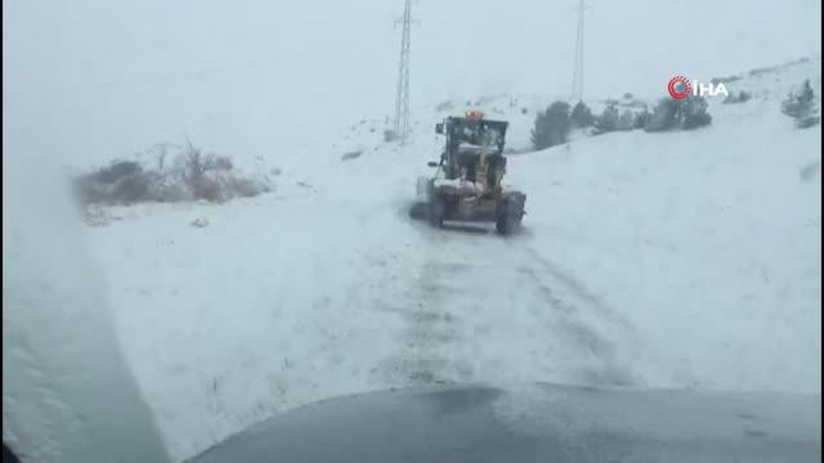 Iğdır kara teslim oldu, kar ve tipi köy yollarını ulaşıma kapattı