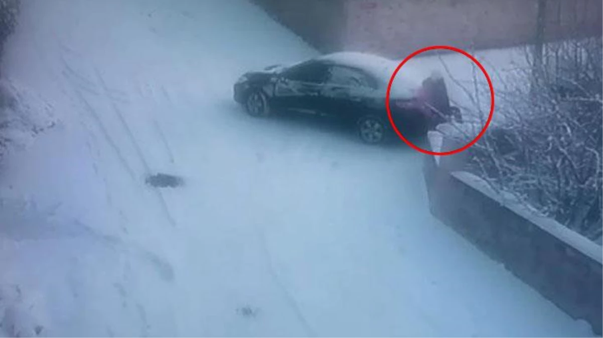 Satmaya götürdüğü aracı buzlu yolda kayınca arkasından iterek durdurmaya çalıştı! Korkunç olay kamerada