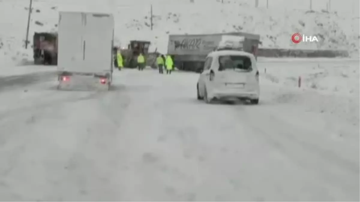 TIR karlı yolda kaydı, Iğdır-Ağrı yolu bir süre kapandı