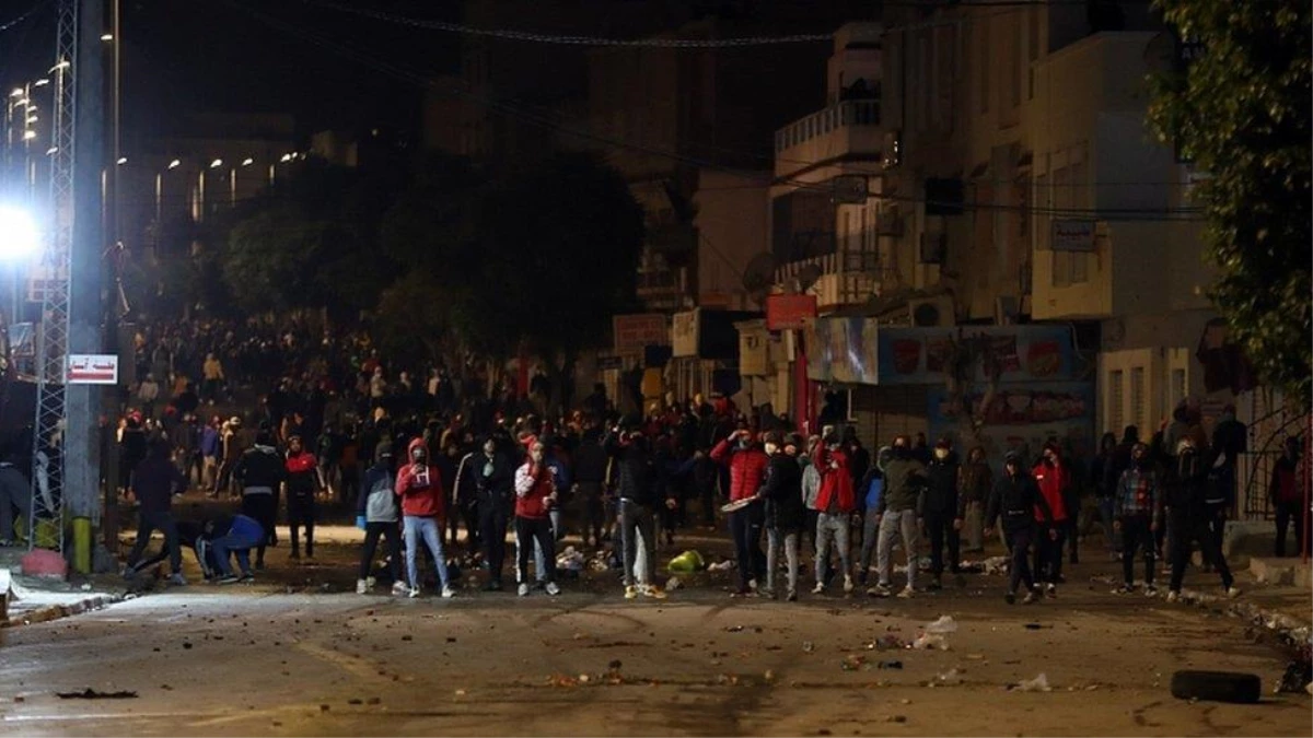 Tunus\'ta halk sokağa döküldü! 600\'den fazla kişi gözaltında