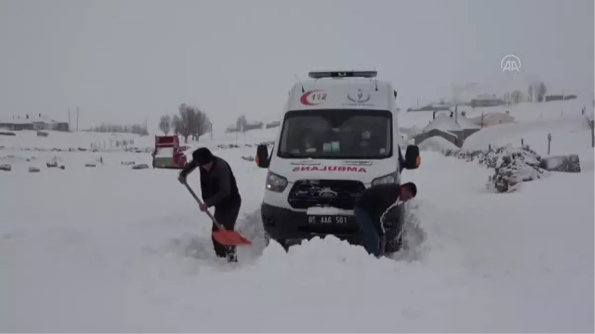 Yolu kardan kapanan mahalledeki hamile kadın için ekipler seferber oldu