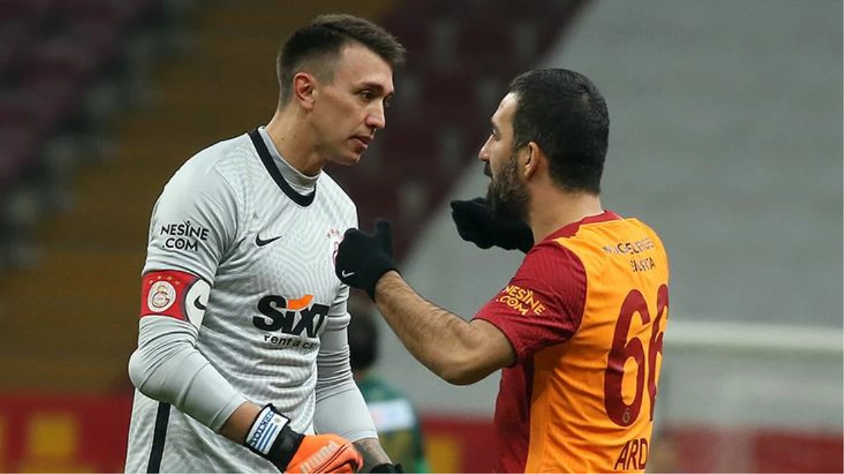 220 gün sonra sahalara dönen Muslera\'ya Arda Turan\'dan büyük jest