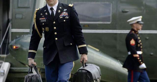 ABD'de gündem, Trump'ın 'Nükleer futbol topu' isimli çantayı Biden'a nasıl teslim edeceği