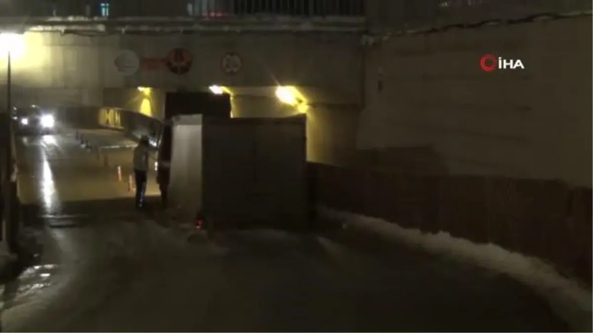 Alt geçit kamyonete geçit vermedi