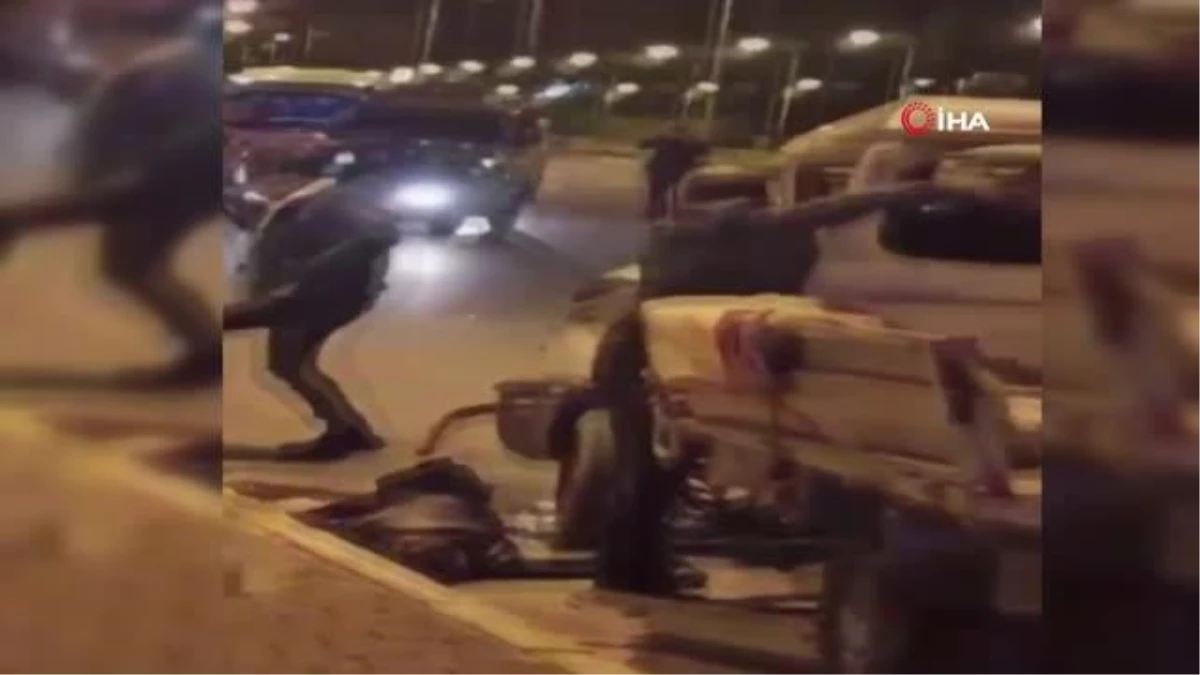 Son dakika haberi! Antalya\'da domates yüklü kamyonet otobüsle çarpıştı: 1 ölü,2 yaralı