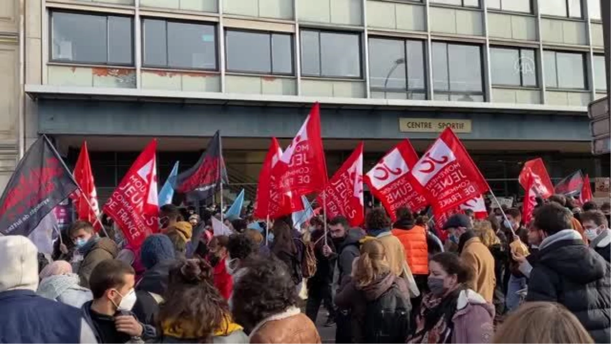 Fransa\'da üniversite öğrencileri hükümeti protesto etti
