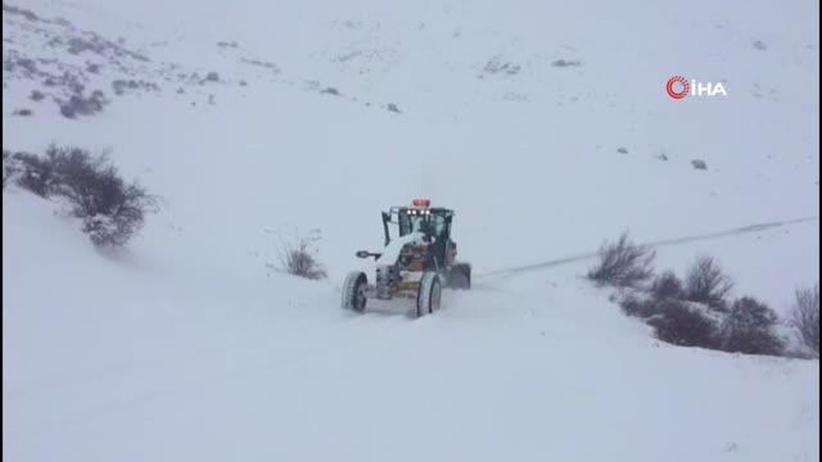 Iğdır'da kar ve tipi 52 köy yolunu ulaşıma kapattı