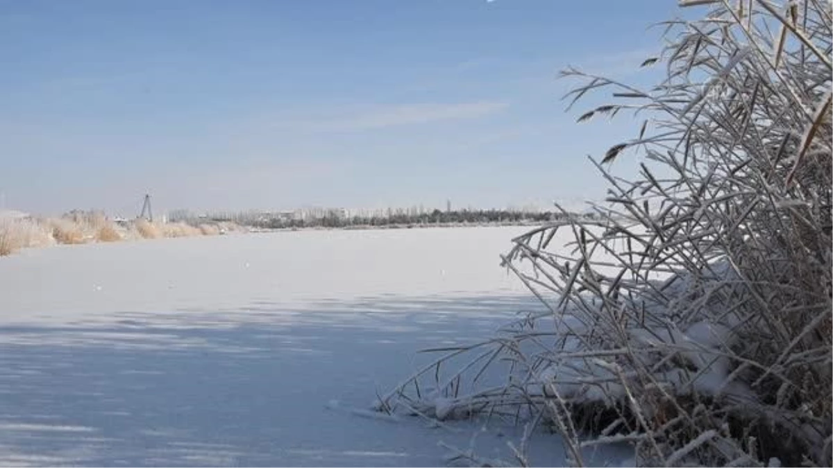 Kar ve buzla kaplanan Ulaş Gölü görsel şölen sundu