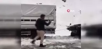 Karda mahsur kalan araçların yardımına zırhlı araçlar yetişti