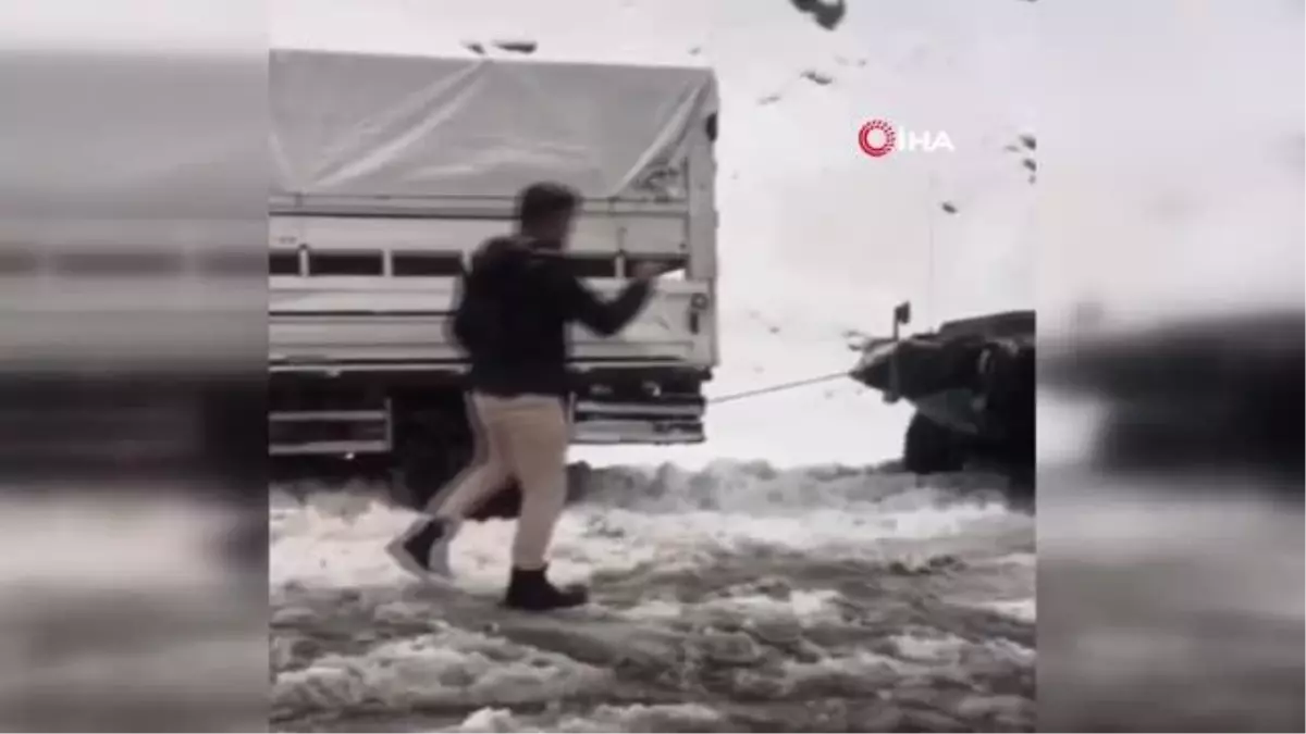 Karda mahsur kalan araçların yardımına zırhlı araçlar yetişti