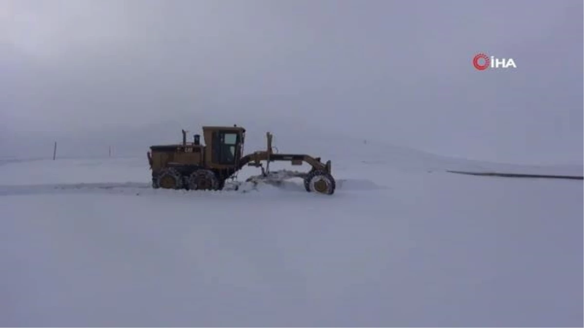 Karda mahsur kalanlar ekipler tarafından kurtarıldı