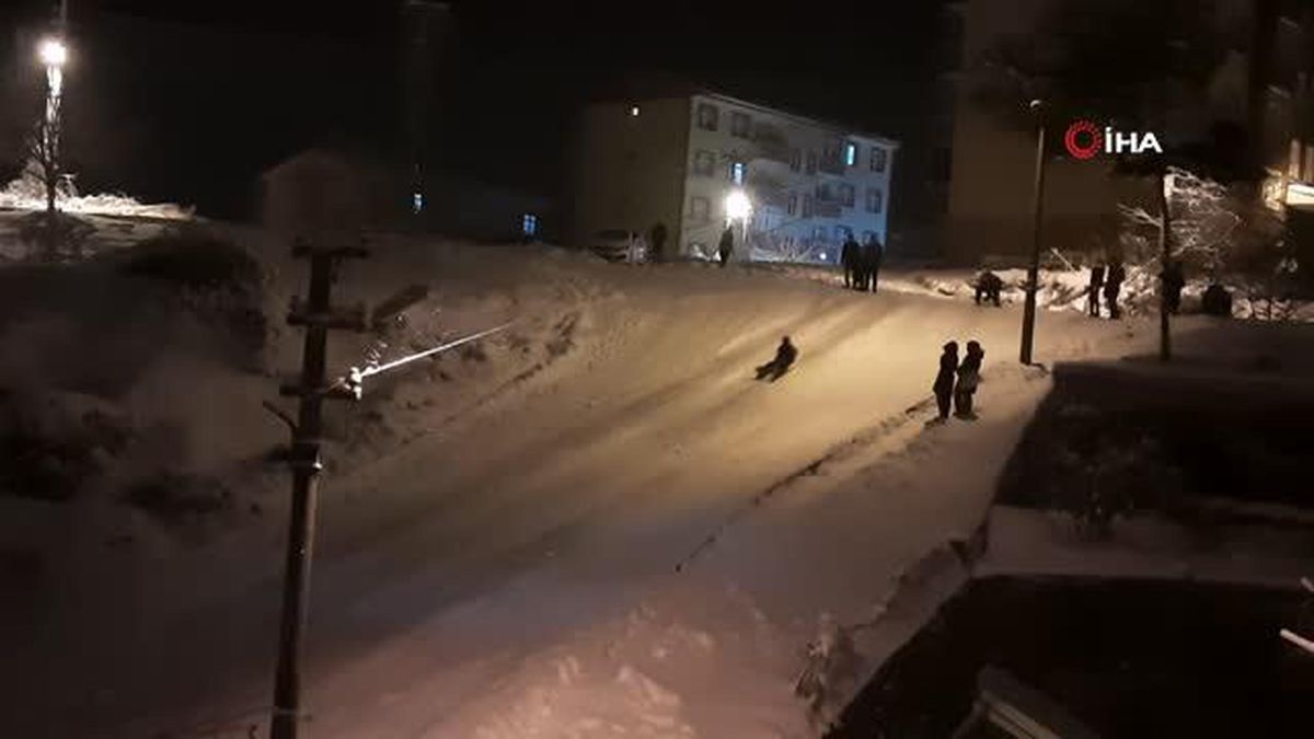 Kayak yapan gençlere polis ekiplerinden uyarı