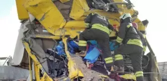 Hurdaya dönen tırdan cansız bedeni çıktı