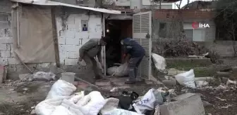 Mersin'de bir evden 5 kamyon çöp çıkarıldı
