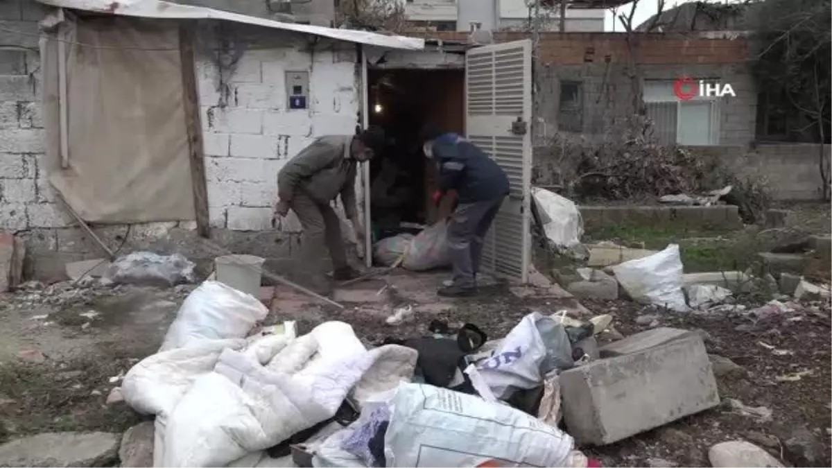 Mersin'de bir evden 5 kamyon çöp çıkarıldı