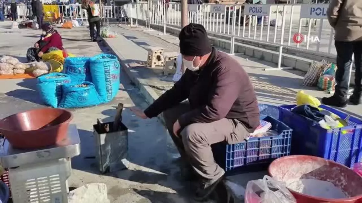 Pazarcı esnafı soğuktan korunabilmek için pazara soba kurdu