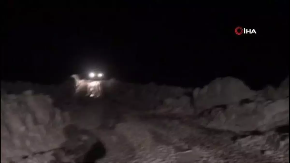 Refahiye'de 1 metreyi aşan karda ekiplerin yol açma çalışması