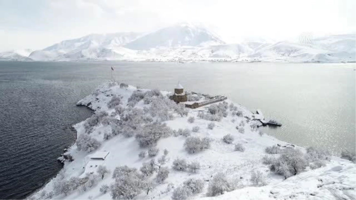 (DRONE) Akdamar Adası "beyaz gelinliği"yle büyülüyor (1)