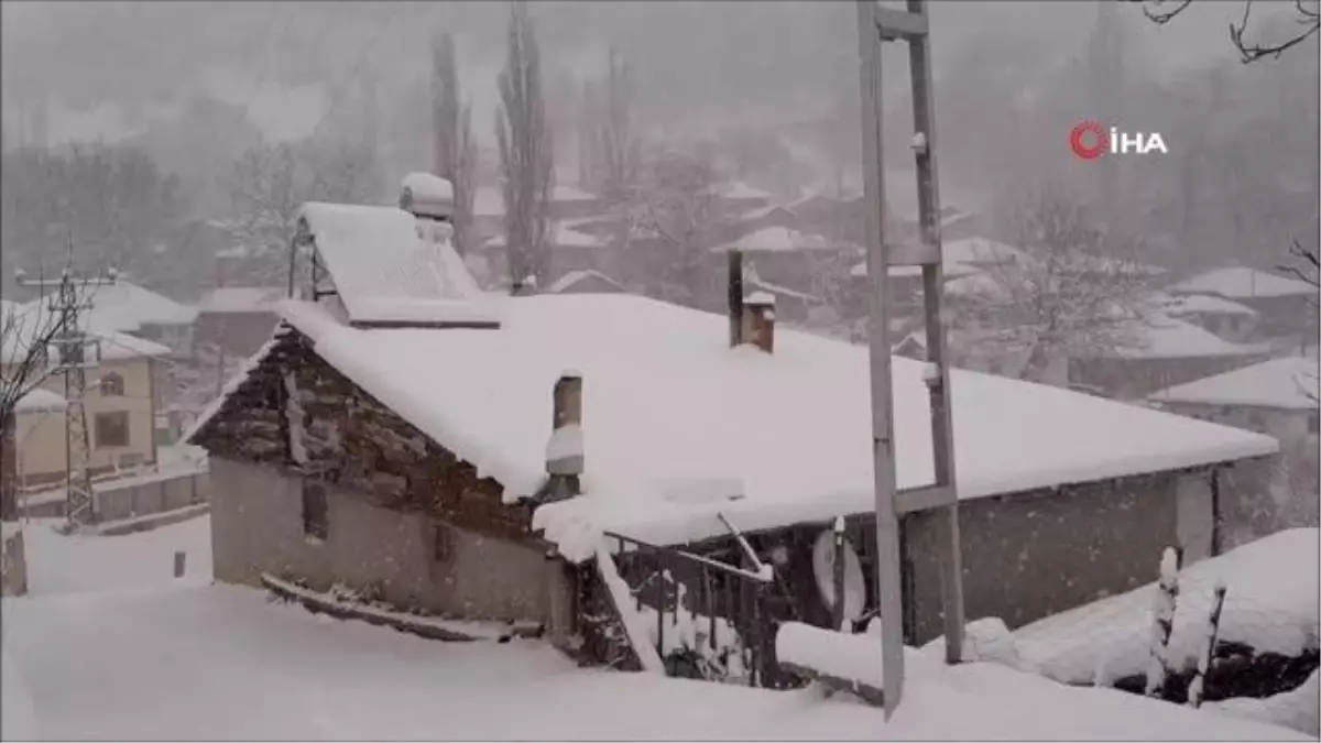 Amasya'da kar sevinci... Çocuklar bidonla kaydı