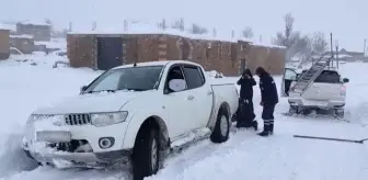 Araçları kara saplanan basın mensuplarını VEDAŞ ekipleri kurtardı