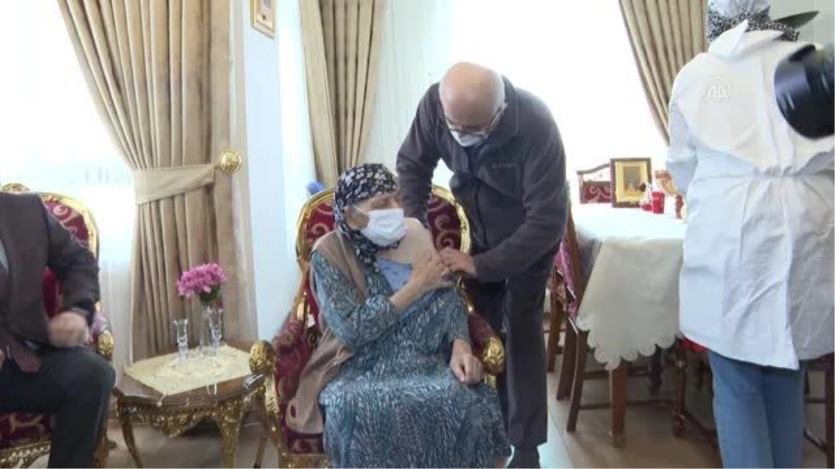 Başkentin en yaşlı iki kadınına Kovid-19 aşısı yapıldı