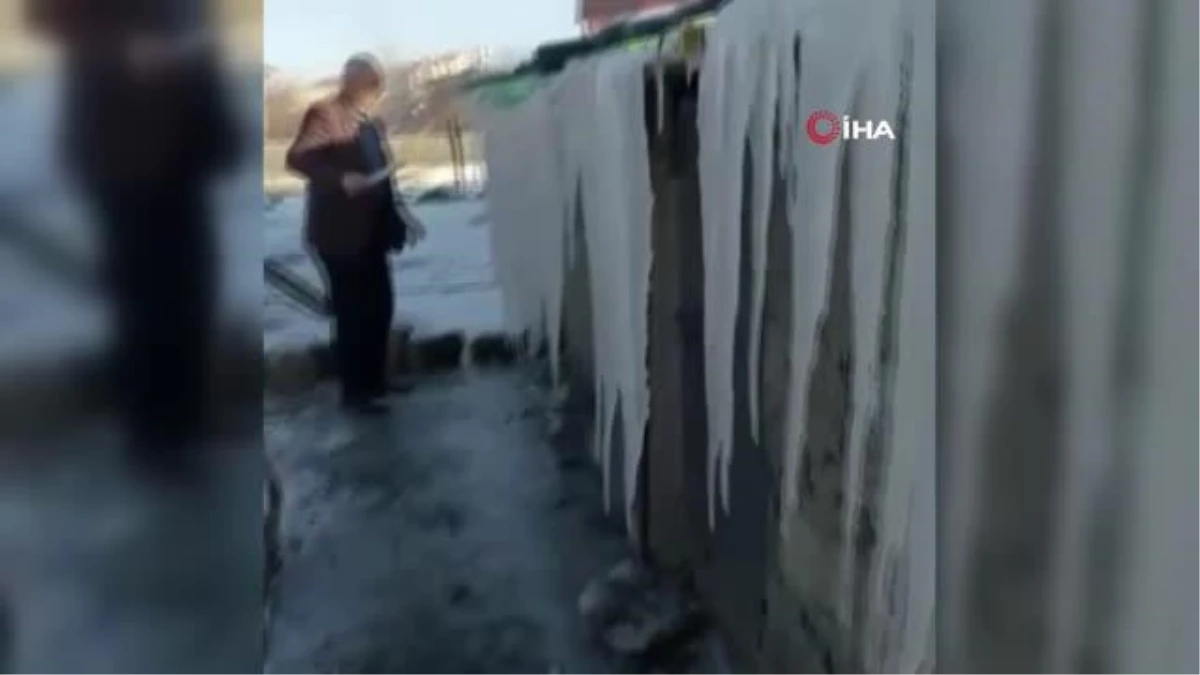 Buzla kaplı kümesini temizleyen muhtar çektiği video ile gülümsetti