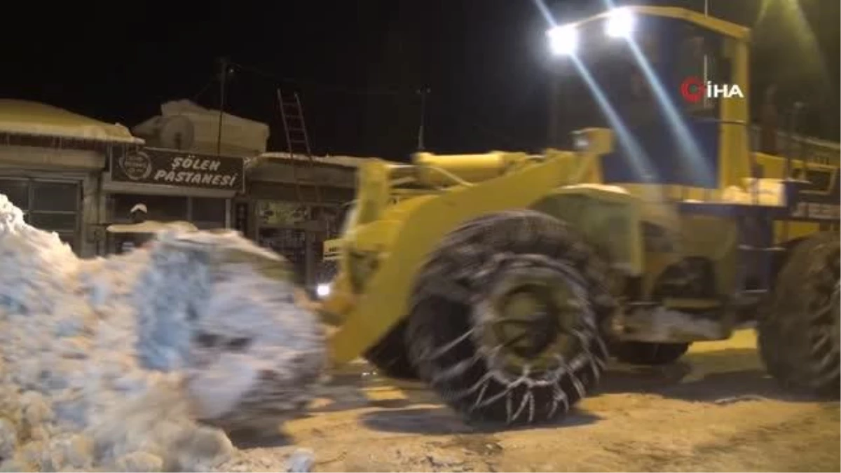 Eksi 10 derecede karla mücadele çalışması...Toplanan kar kütleleri kamyonlarla şehir dışına taşınıyor