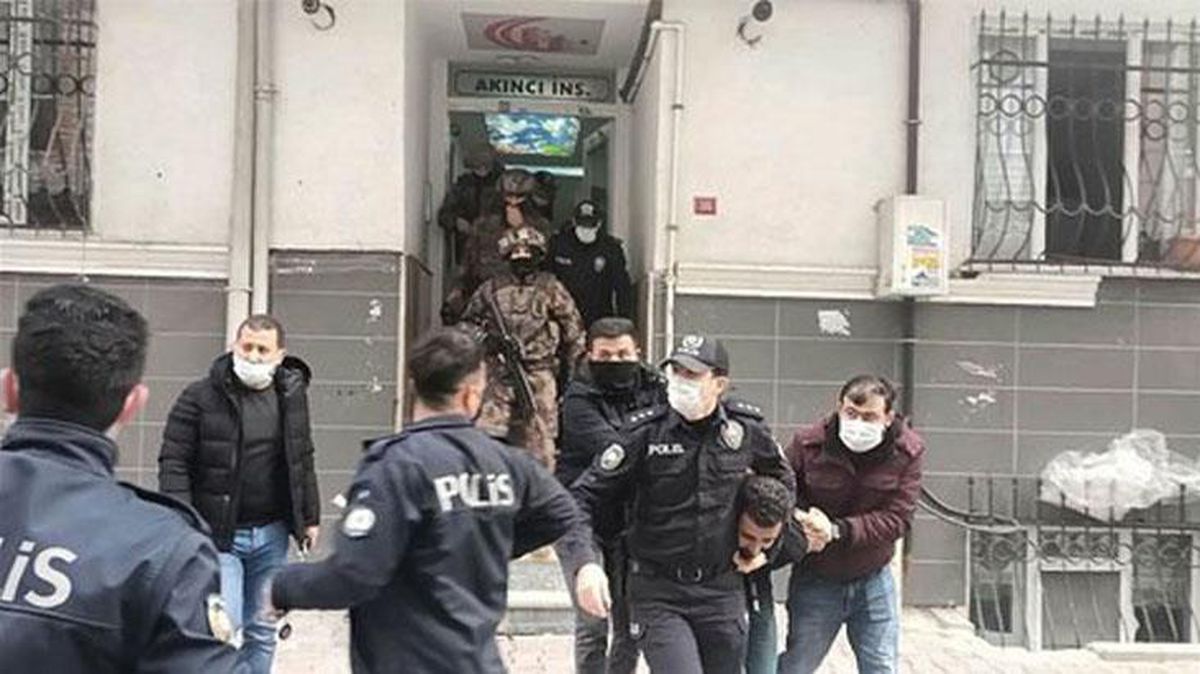 Eşi tarafından terk edilen adam çocuklarını bıçakla rehin aldı