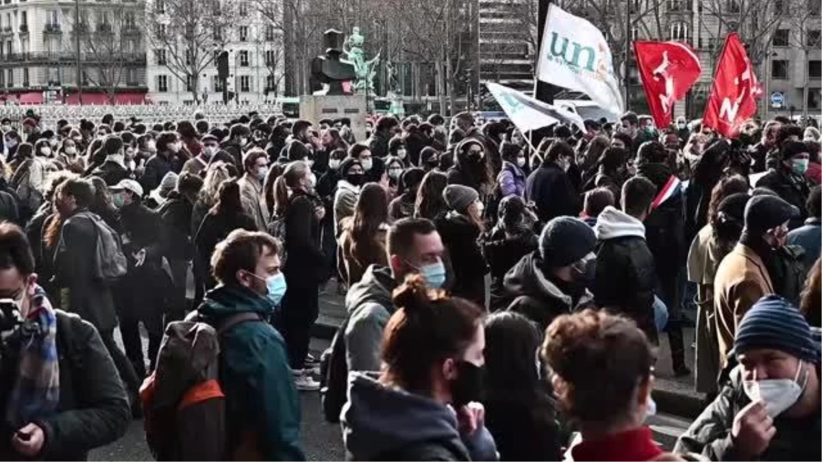 Son dakika! Fransa\'da üniversite öğrencileri hükümeti protesto etti