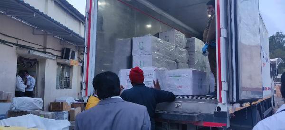 Hindistan\'da \'Dünyanın en büyük aşı kampanyası\' tereddütlü başladı