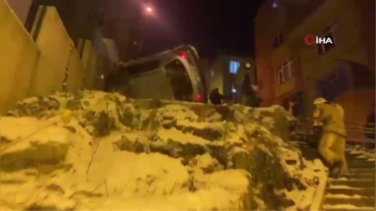İstanbul\'da feci kaza: Otomobil aşağıya uçtu